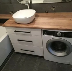 Hamam fotoşəkilində tezgahın altında paltaryuyan maşın