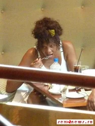 Whitney-In Hamamdakı Şəkli