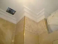 Потолочные плінтусы ў ванны пакой