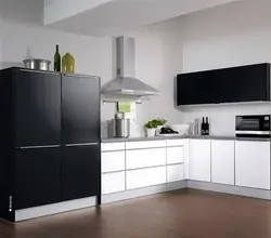 Ağ mətbəxin içərisində qara soyuducu