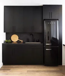 Халадзільнік чорны ў інтэр'еры белай кухні