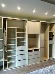 Qonaq otağındakı qarderob içəridəki fotoşəkil