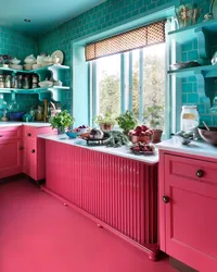 Розовый с зеленым в интерьере кухни