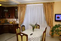 Класічныя шторы на кухню фота ў інтэр'еры