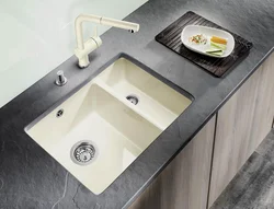 Daxili fotoşəkildə mətbəx üçün lavabo