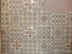 Плитаҳои сафолии Суррей дар дохили ошхона
