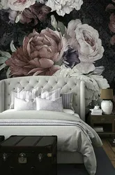 Yataq otağının interyerində peonies ilə divar kağızı