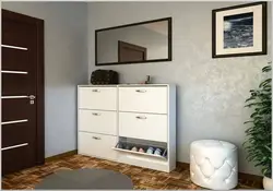Белыя абуткі ў пярэднім пакоі.