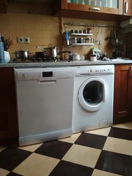 Mətbəx interyerində qabyuyan maşın fotoşəkili