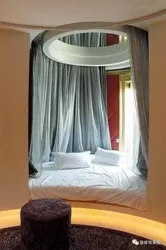 Жатын бөлмесінің интерьеріндегі дөңгелек төсек фото