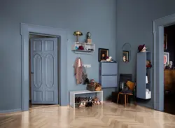 Серо голубой интерьер прихожей
