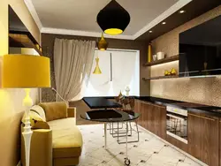 Oshxonaning ichki qismidagi sariq divan