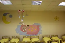 Фотосуреттердегі балабақшадағы жатын бөлмені безендіру