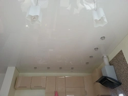 Photo glossy stretch ceiling in the kitchen photo