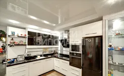 Photo glossy stretch ceiling in the kitchen photo