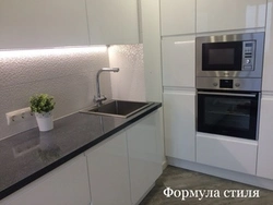 Белая кухня черный духовой шкаф фото