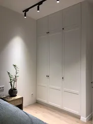 Жатын бөлмесіндегі кіріктірілген шкафтар төбеге дейін фотосурет