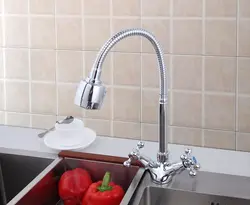 Çevik şlanq fotoşəkili olan mətbəx kranı