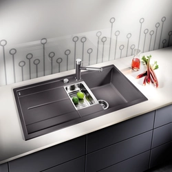 Metal lavabo fotoşəkili olan mətbəx