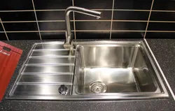 Metal lavabo fotoşəkili olan mətbəx