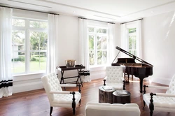 Müasir qonaq otağının interyerində piano