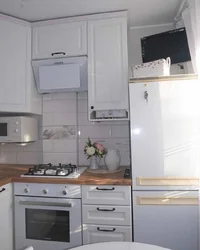 Кухня ў хрушчоўцы з калонкай і халадзільнікам дызайн фота планіроўка