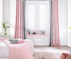 Boz oturma otağının içərisində çəhrayı pərdələr