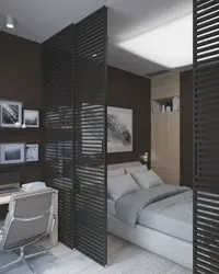 Bir studiya mənzilində çarpayı üçün arakəsmə ilə otaq dizaynı