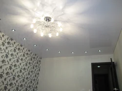 Light bulbs for suspended ceilings in the living room photo in the apartment
