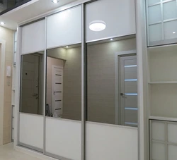 Дарҳои гардероб бо оина дар долон акс