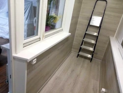 Loggia laminat fotoşəkili ilə tamamlandı