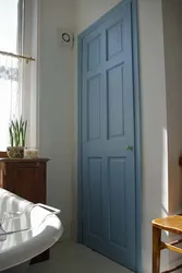 Пәтердің ішкі бөлігіндегі көк есіктер