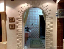 Mənzildə dekorativ daş fotoşəkili ilə qapıların bitirilməsi