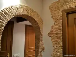Аздабленне дзвярных праёмаў дэкаратыўным каменем фота ў кватэры