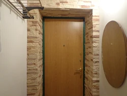 Kvartirada dekorativ tosh fotosurati bilan eshiklarni tugatish