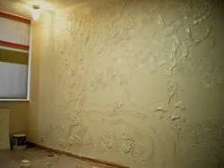 Painting walls in an apartment using plaster design