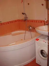 Paltaryuyan Maşın Fotoşəkili Olan Kiçik Bir Banyoda Künc Hamamları