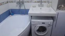 Ваннаҳои кунҷӣ дар ҳаммоми хурд бо акси мошини ҷомашӯӣ