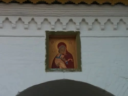 Пәтердің есігінің үстіндегі белгіше фотосуреті