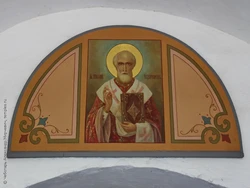 Пәтердің есігінің үстіндегі белгіше фотосуреті