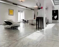 Oturma otağının içərisində mərtəbədəki çini plitələr
