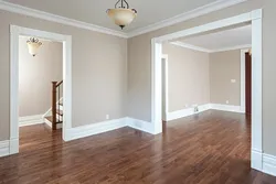 Qonaq otağının interyerində döşəmə skirting lövhələri