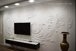 Интерьер гостиной с барельефом