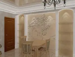 Барельефті қонақ бөлмесінің интерьері