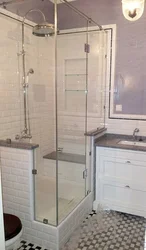 Хрущев дизайнындағы фотосуреттегі душ науасы бар ванна бөлмесі