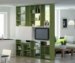 Стеллаж в интерьере кухни гостиной