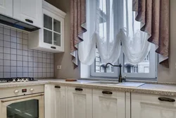 Deraza oldidagi oshxona uchun lavabo uchun pardalar fotosurati