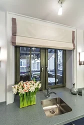Deraza oldidagi oshxona uchun lavabo uchun pardalar fotosurati