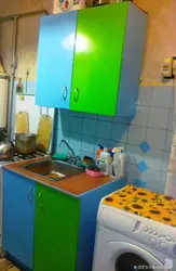 Fotosuratlardan oldin va keyin kino bilan qoplangan oshxona