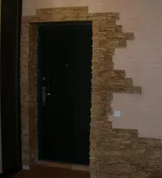 Дәліздің кіреберіс есігіндегі сәндік тастың фотосы